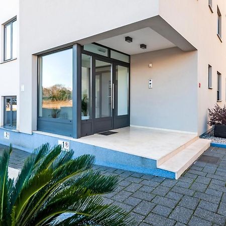 Sunny Day - Apartment With Parking روفينج المظهر الخارجي الصورة
