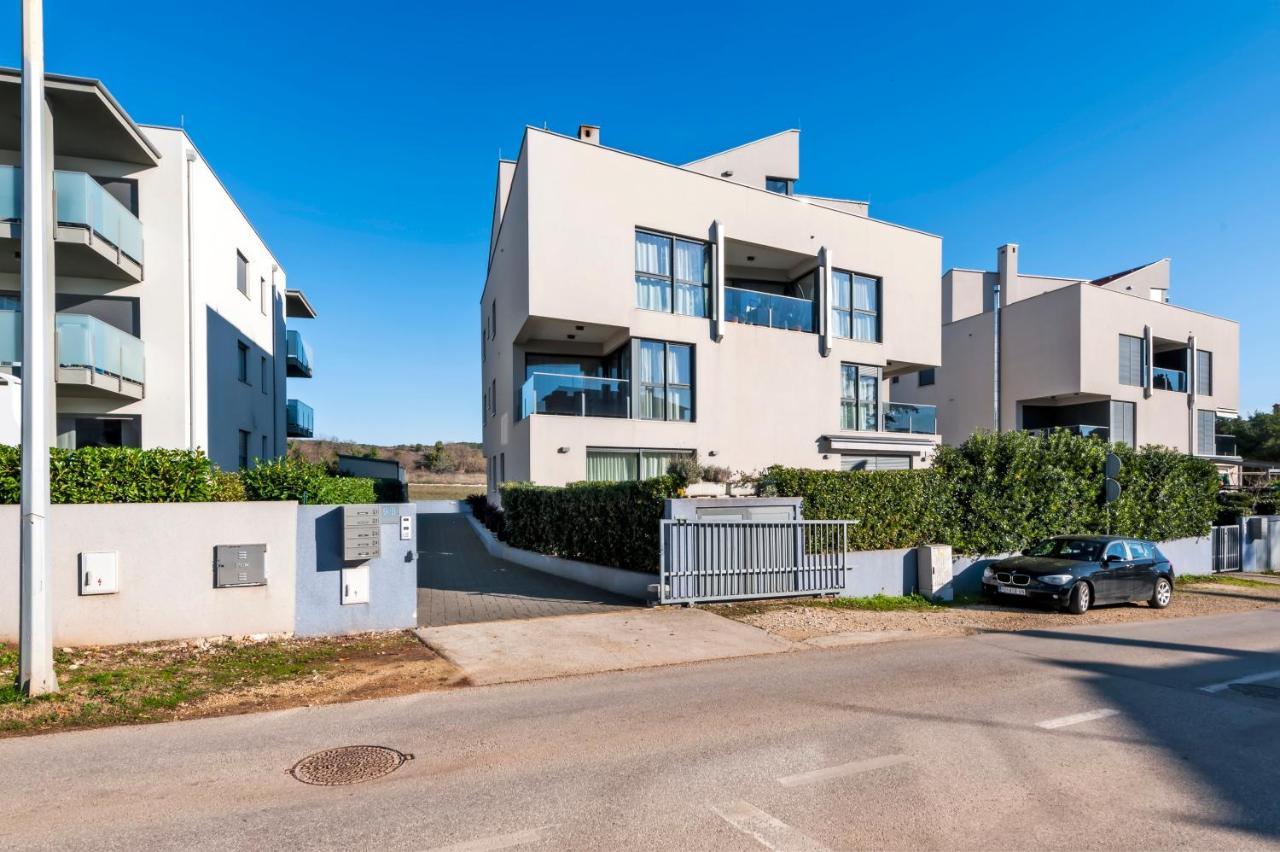 Sunny Day - Apartment With Parking روفينج المظهر الخارجي الصورة