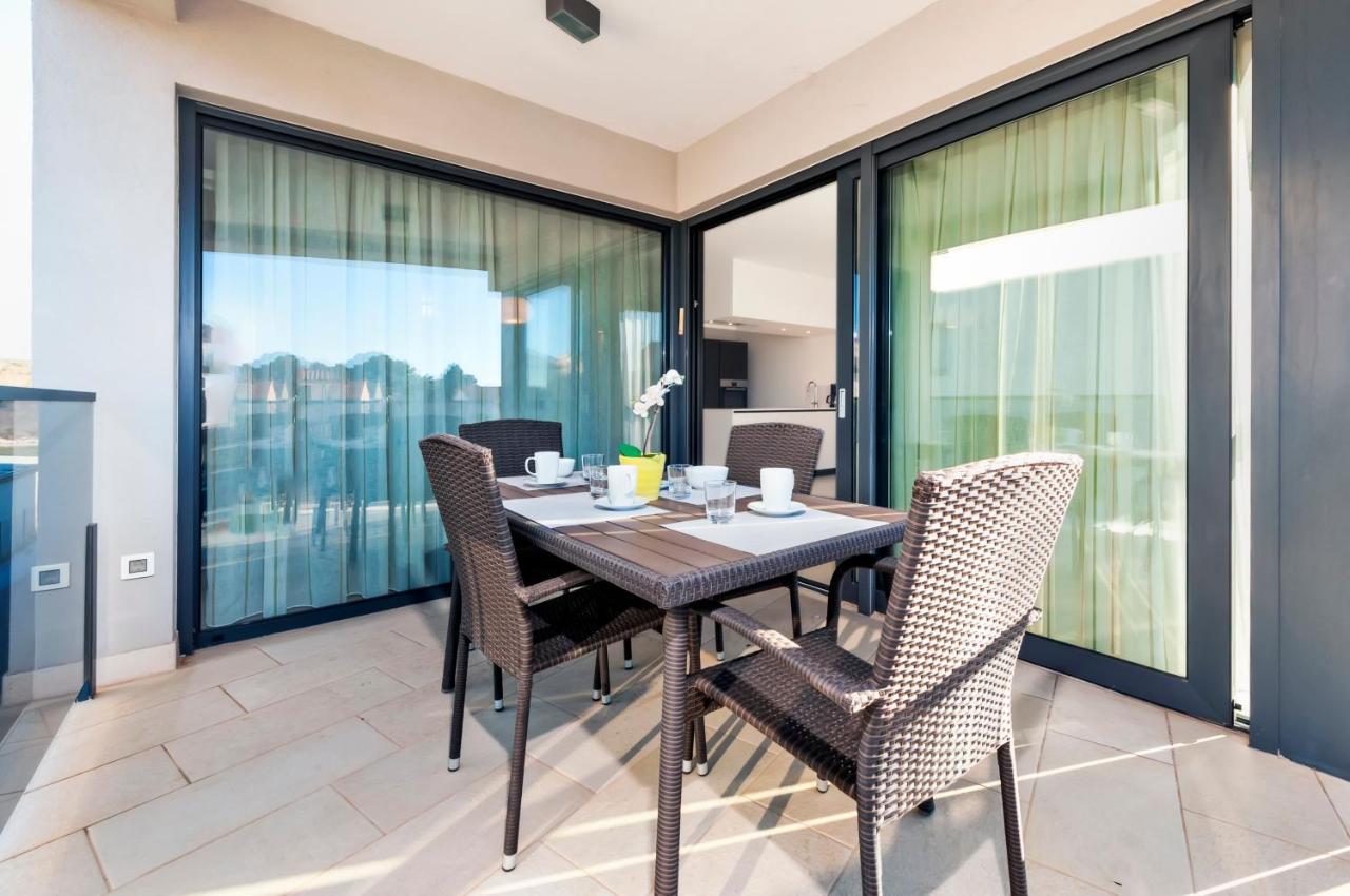 Sunny Day - Apartment With Parking روفينج المظهر الخارجي الصورة