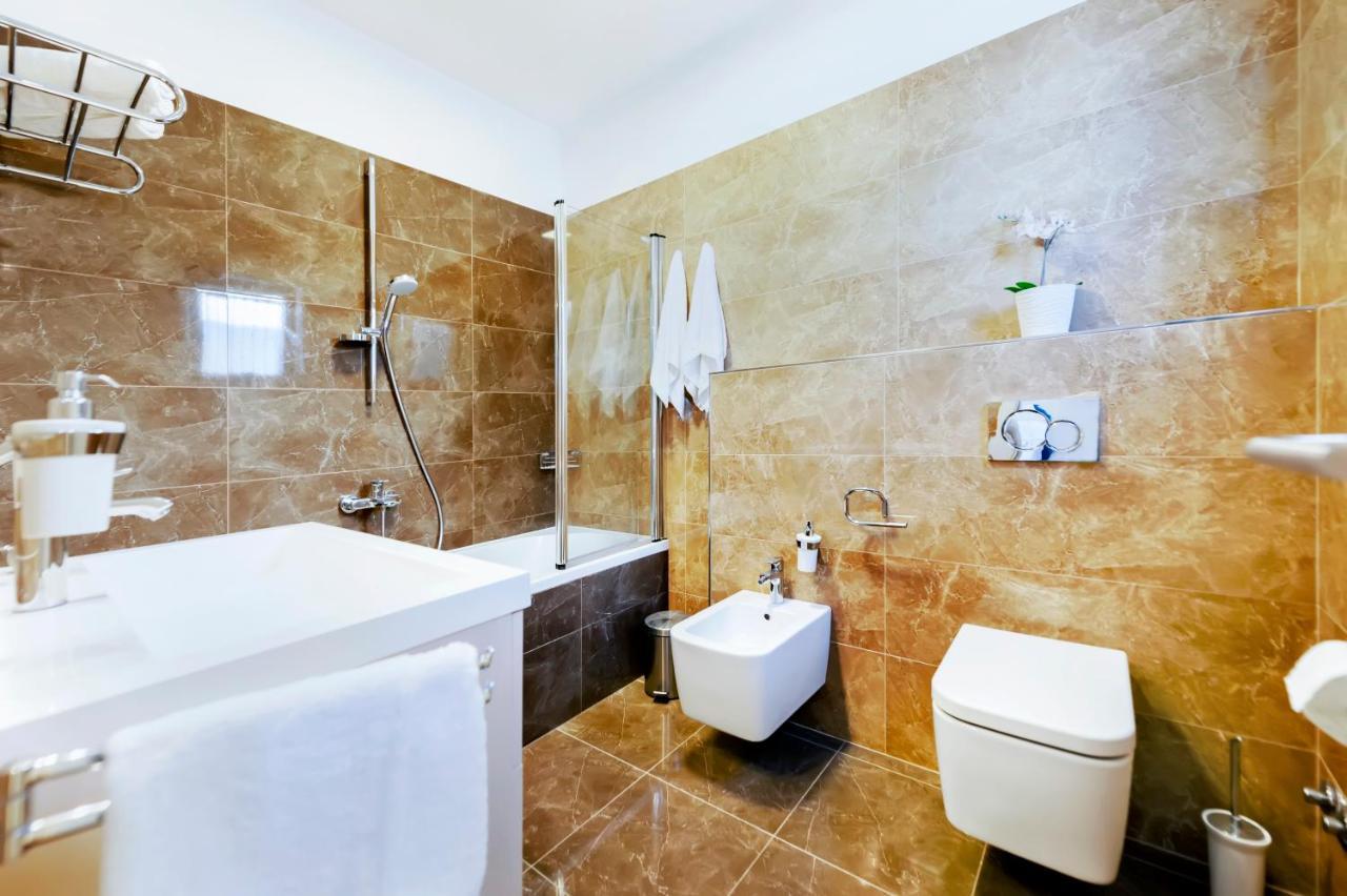 Sunny Day - Apartment With Parking روفينج المظهر الخارجي الصورة